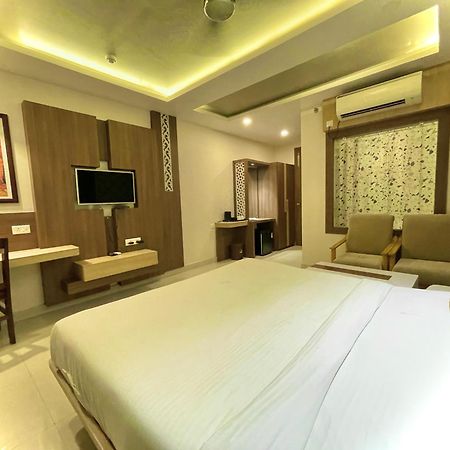 Hotel Kuber Palace ! Puri Near-Sea-Beach-And-Temple Fully-Air-Conditioned-Hotel With-Lift-And-Parking-Facility Εξωτερικό φωτογραφία