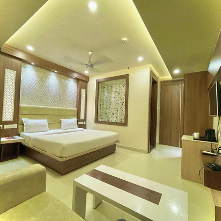 Hotel Kuber Palace ! Puri Near-Sea-Beach-And-Temple Fully-Air-Conditioned-Hotel With-Lift-And-Parking-Facility Εξωτερικό φωτογραφία