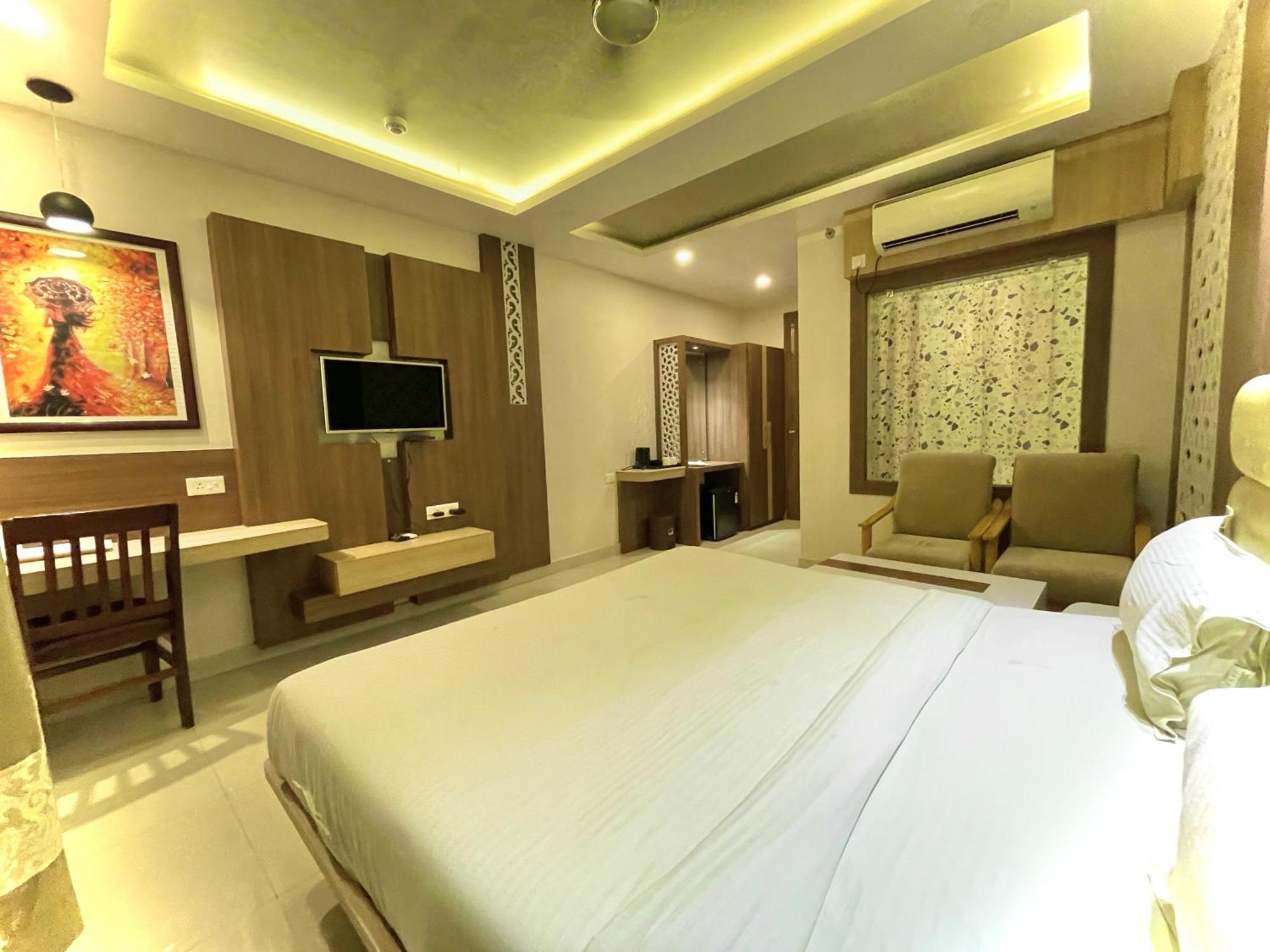 Hotel Kuber Palace ! Puri Near-Sea-Beach-And-Temple Fully-Air-Conditioned-Hotel With-Lift-And-Parking-Facility Εξωτερικό φωτογραφία