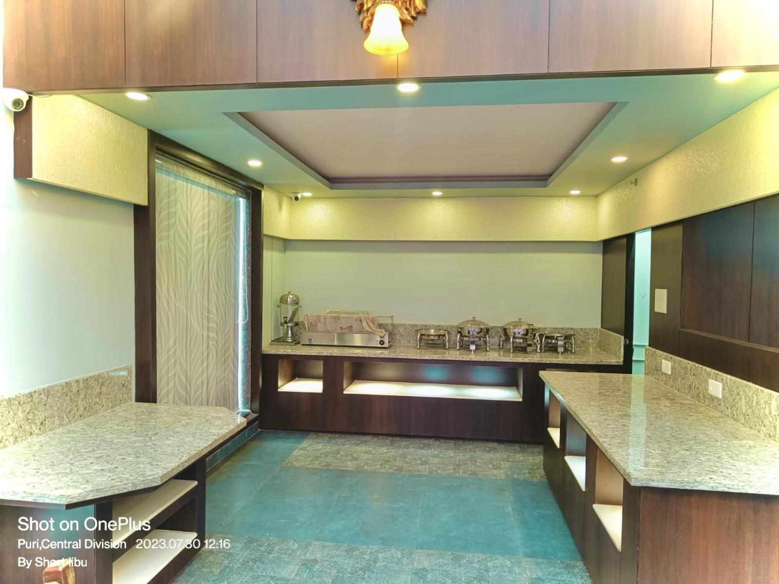 Hotel Kuber Palace ! Puri Near-Sea-Beach-And-Temple Fully-Air-Conditioned-Hotel With-Lift-And-Parking-Facility Εξωτερικό φωτογραφία