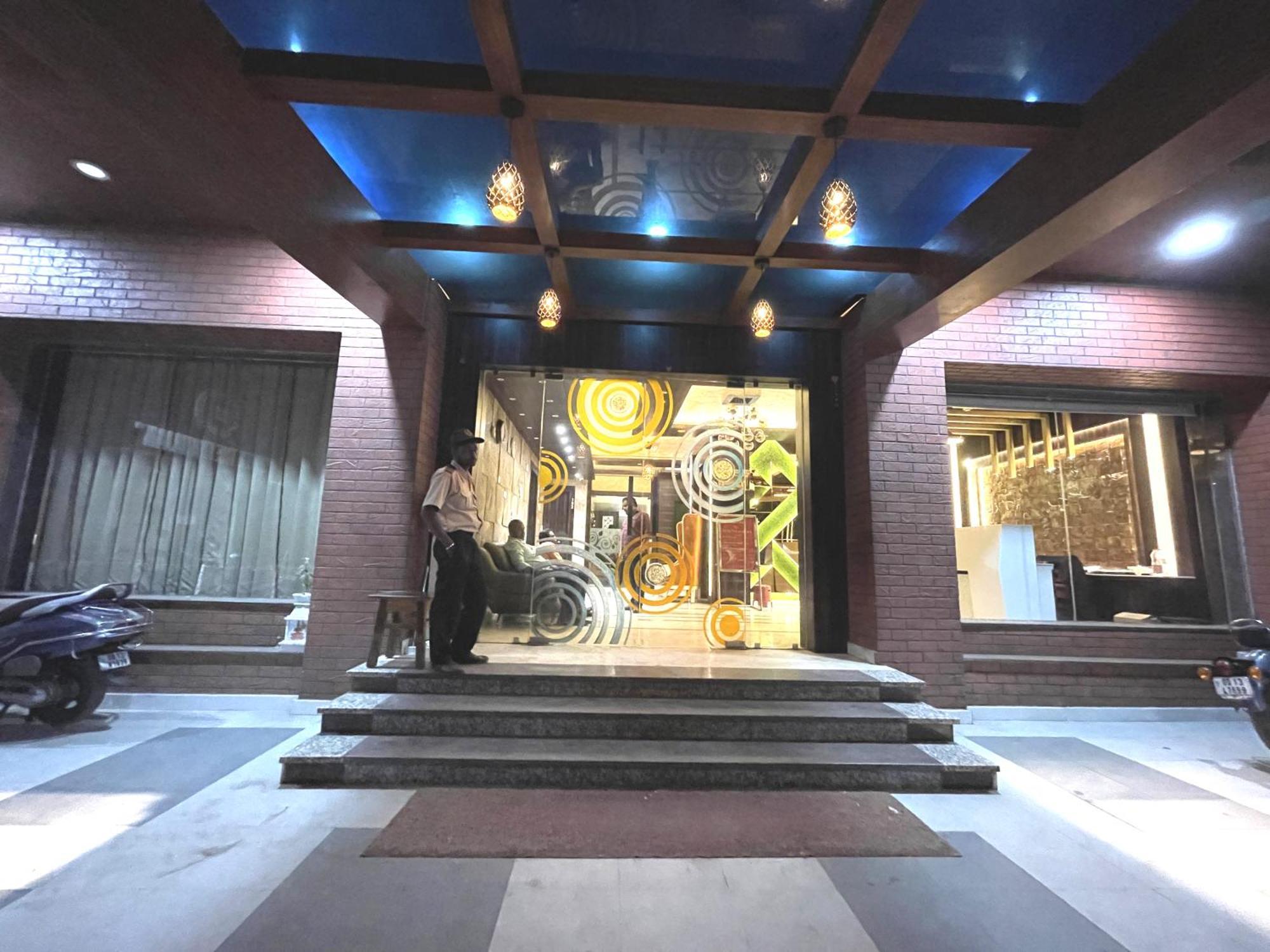 Hotel Kuber Palace ! Puri Near-Sea-Beach-And-Temple Fully-Air-Conditioned-Hotel With-Lift-And-Parking-Facility Εξωτερικό φωτογραφία