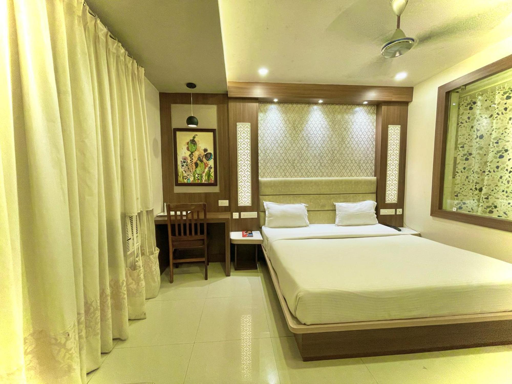 Hotel Kuber Palace ! Puri Near-Sea-Beach-And-Temple Fully-Air-Conditioned-Hotel With-Lift-And-Parking-Facility Εξωτερικό φωτογραφία