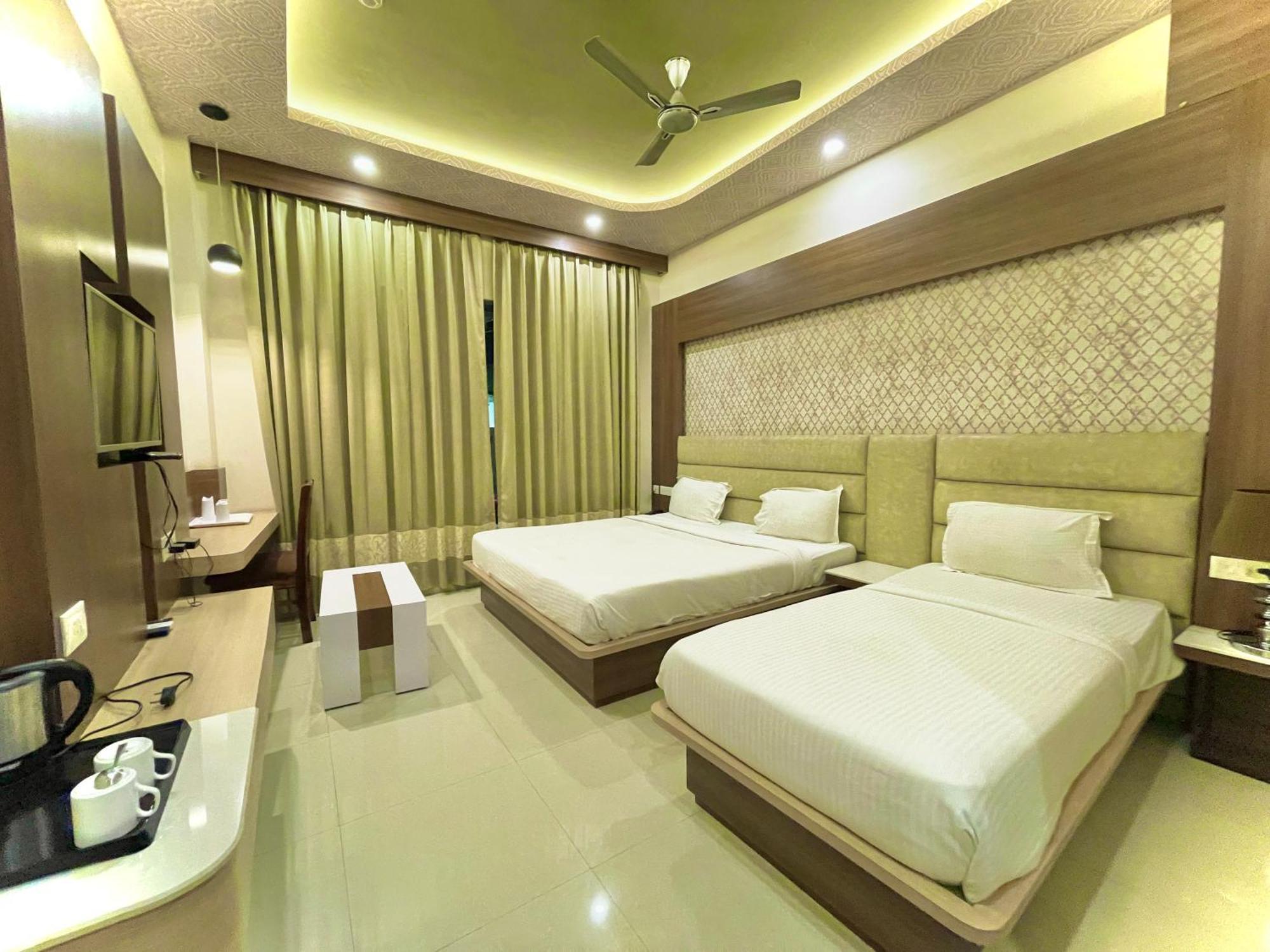Hotel Kuber Palace ! Puri Near-Sea-Beach-And-Temple Fully-Air-Conditioned-Hotel With-Lift-And-Parking-Facility Εξωτερικό φωτογραφία
