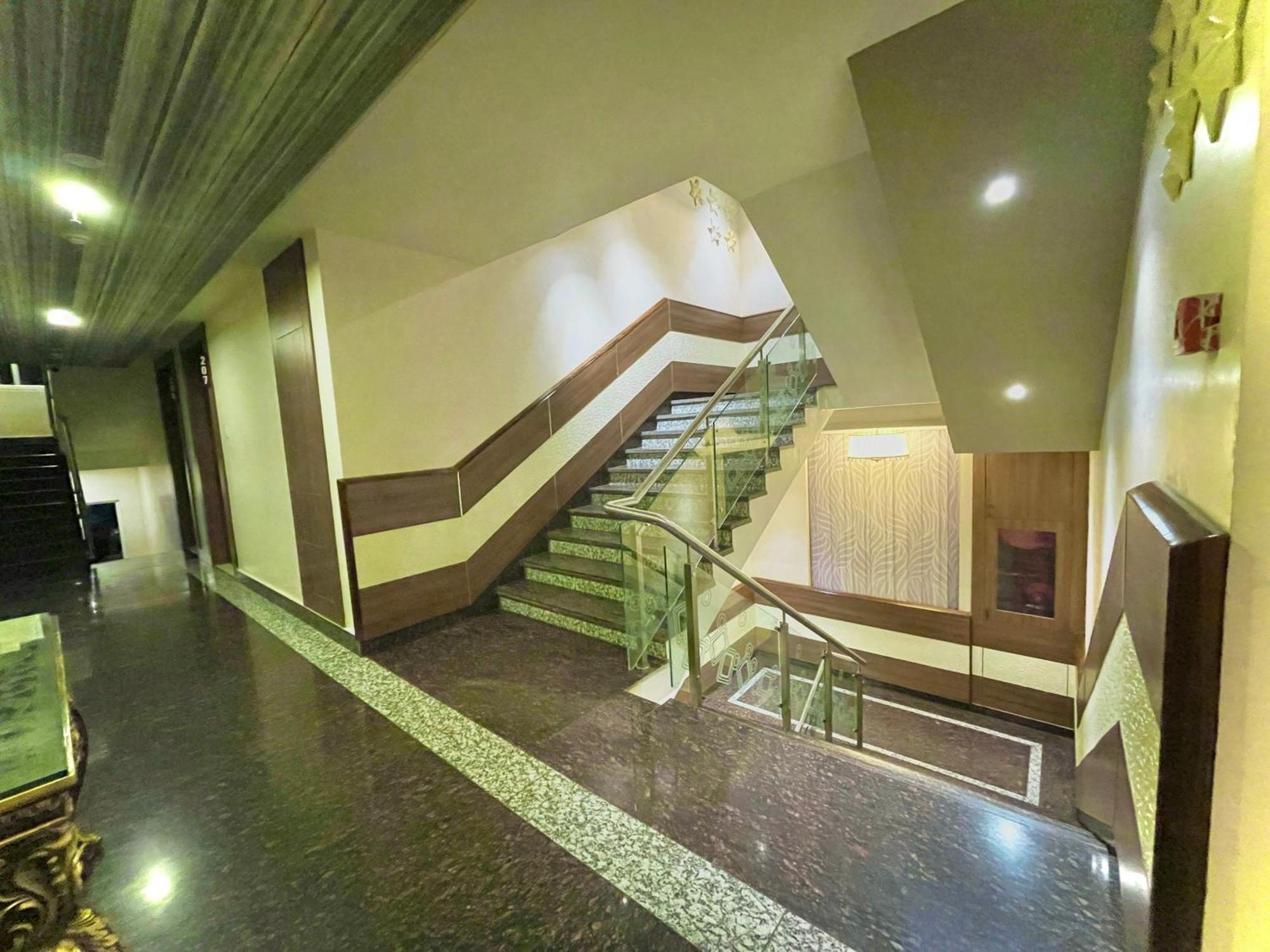 Hotel Kuber Palace ! Puri Near-Sea-Beach-And-Temple Fully-Air-Conditioned-Hotel With-Lift-And-Parking-Facility Εξωτερικό φωτογραφία