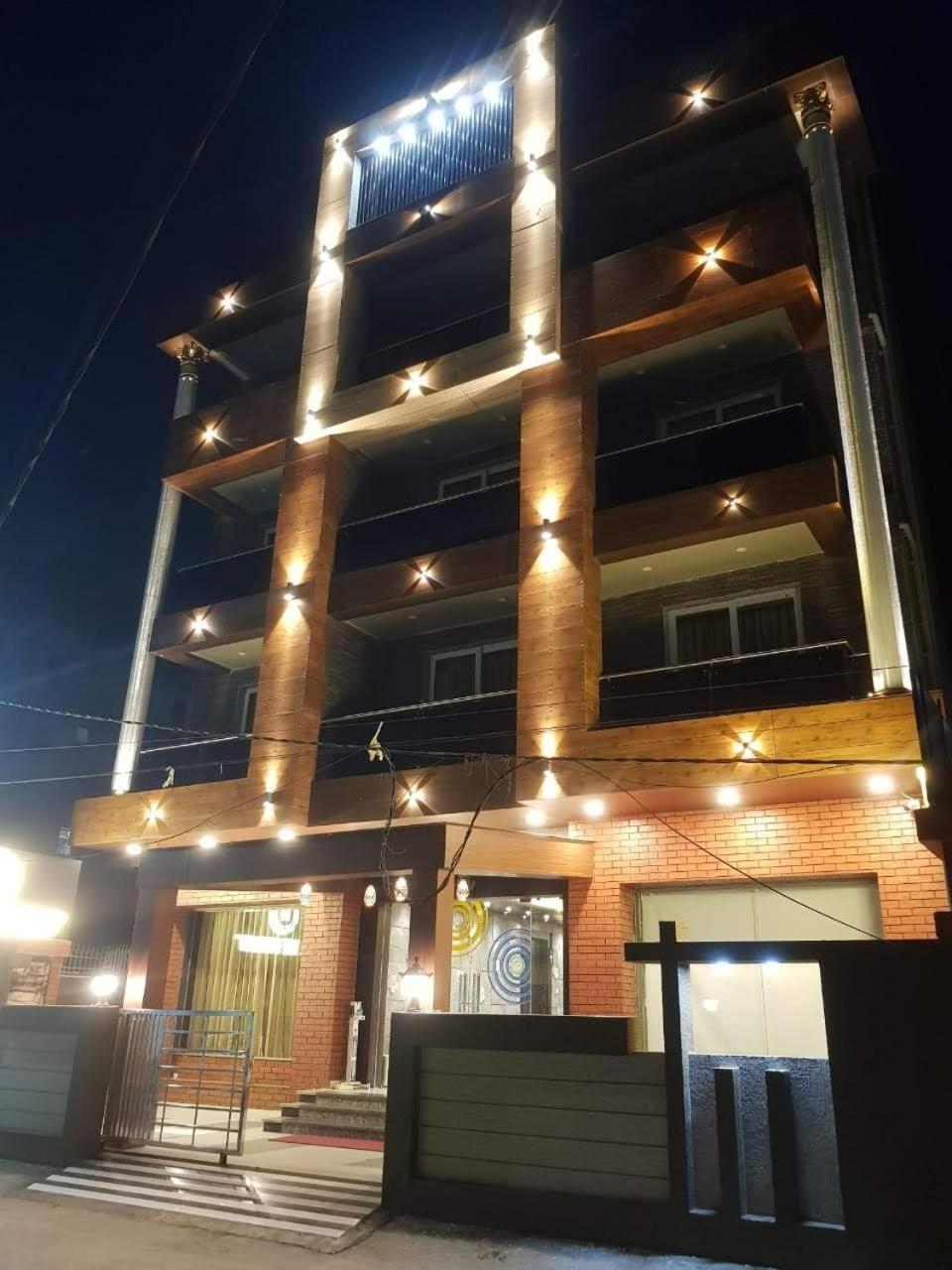 Hotel Kuber Palace ! Puri Near-Sea-Beach-And-Temple Fully-Air-Conditioned-Hotel With-Lift-And-Parking-Facility Εξωτερικό φωτογραφία