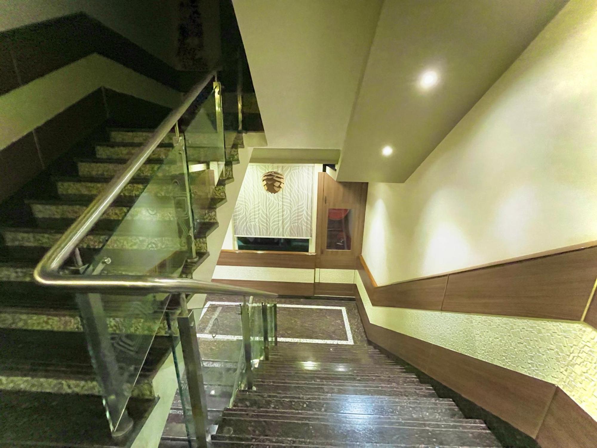 Hotel Kuber Palace ! Puri Near-Sea-Beach-And-Temple Fully-Air-Conditioned-Hotel With-Lift-And-Parking-Facility Εξωτερικό φωτογραφία