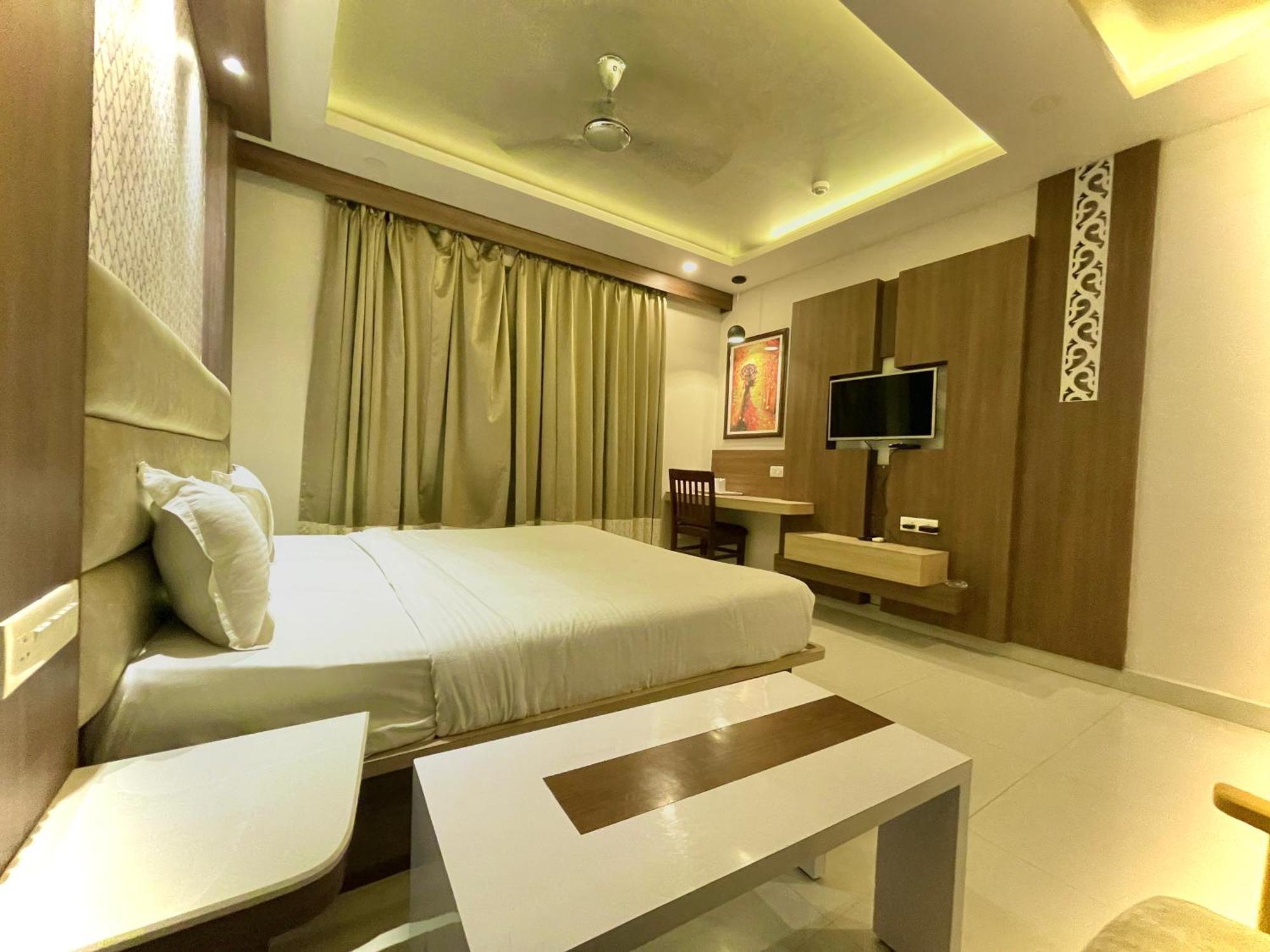 Hotel Kuber Palace ! Puri Near-Sea-Beach-And-Temple Fully-Air-Conditioned-Hotel With-Lift-And-Parking-Facility Εξωτερικό φωτογραφία