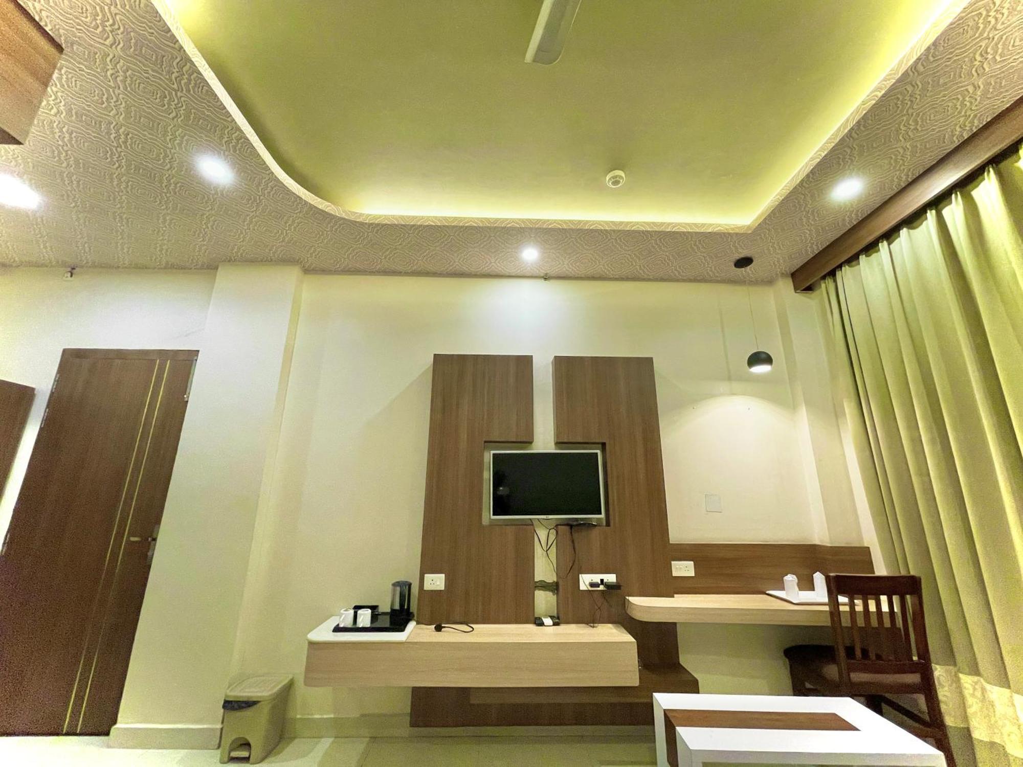 Hotel Kuber Palace ! Puri Near-Sea-Beach-And-Temple Fully-Air-Conditioned-Hotel With-Lift-And-Parking-Facility Εξωτερικό φωτογραφία