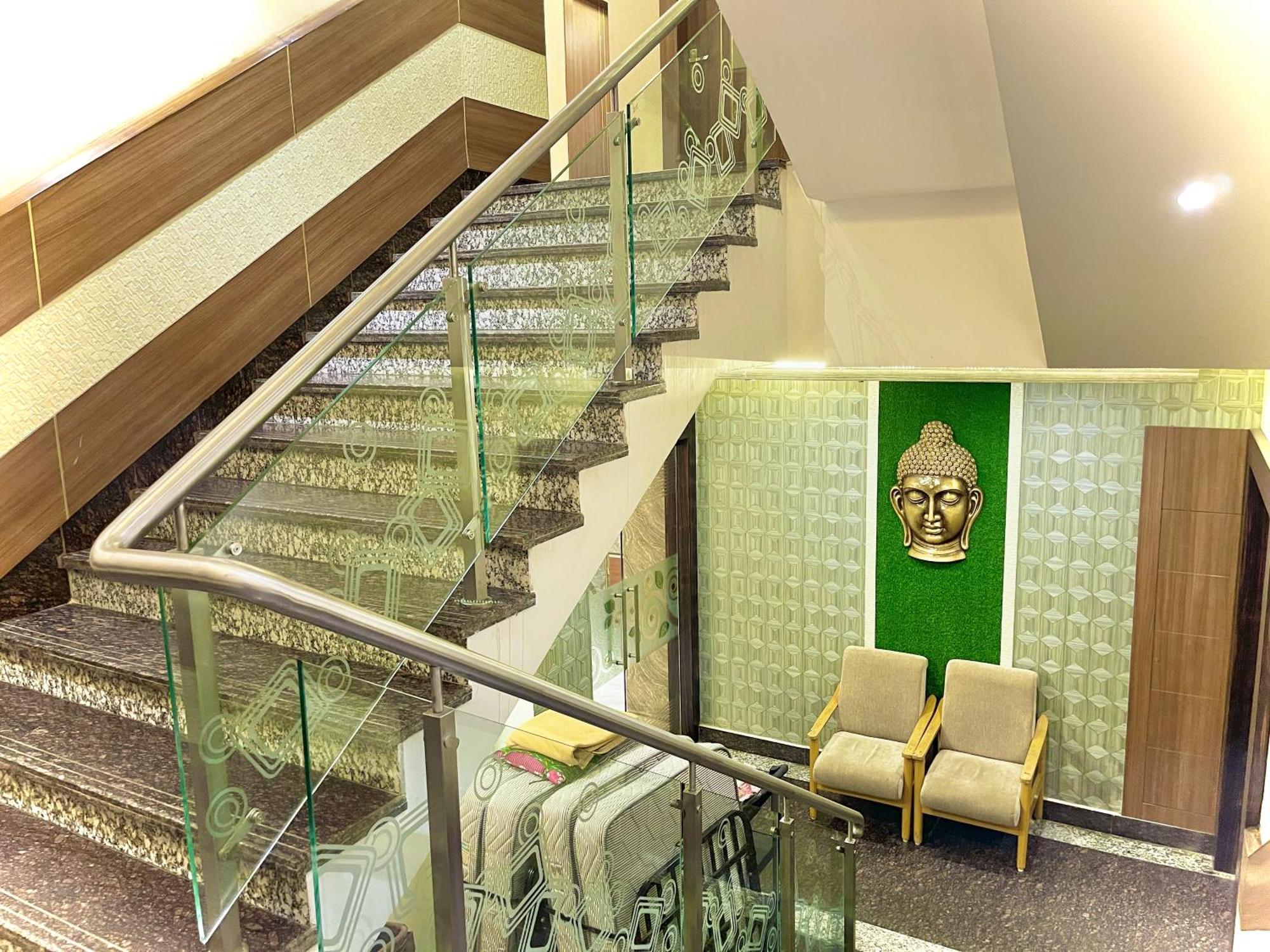 Hotel Kuber Palace ! Puri Near-Sea-Beach-And-Temple Fully-Air-Conditioned-Hotel With-Lift-And-Parking-Facility Εξωτερικό φωτογραφία